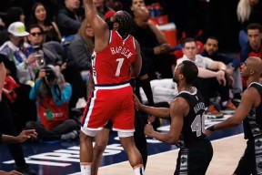 英雄联盟电竞 -包含洛杉矶湖人迎社区盾关键赛，冲刺阶段扳平良机，气氛紧张，细节决定成败的词条